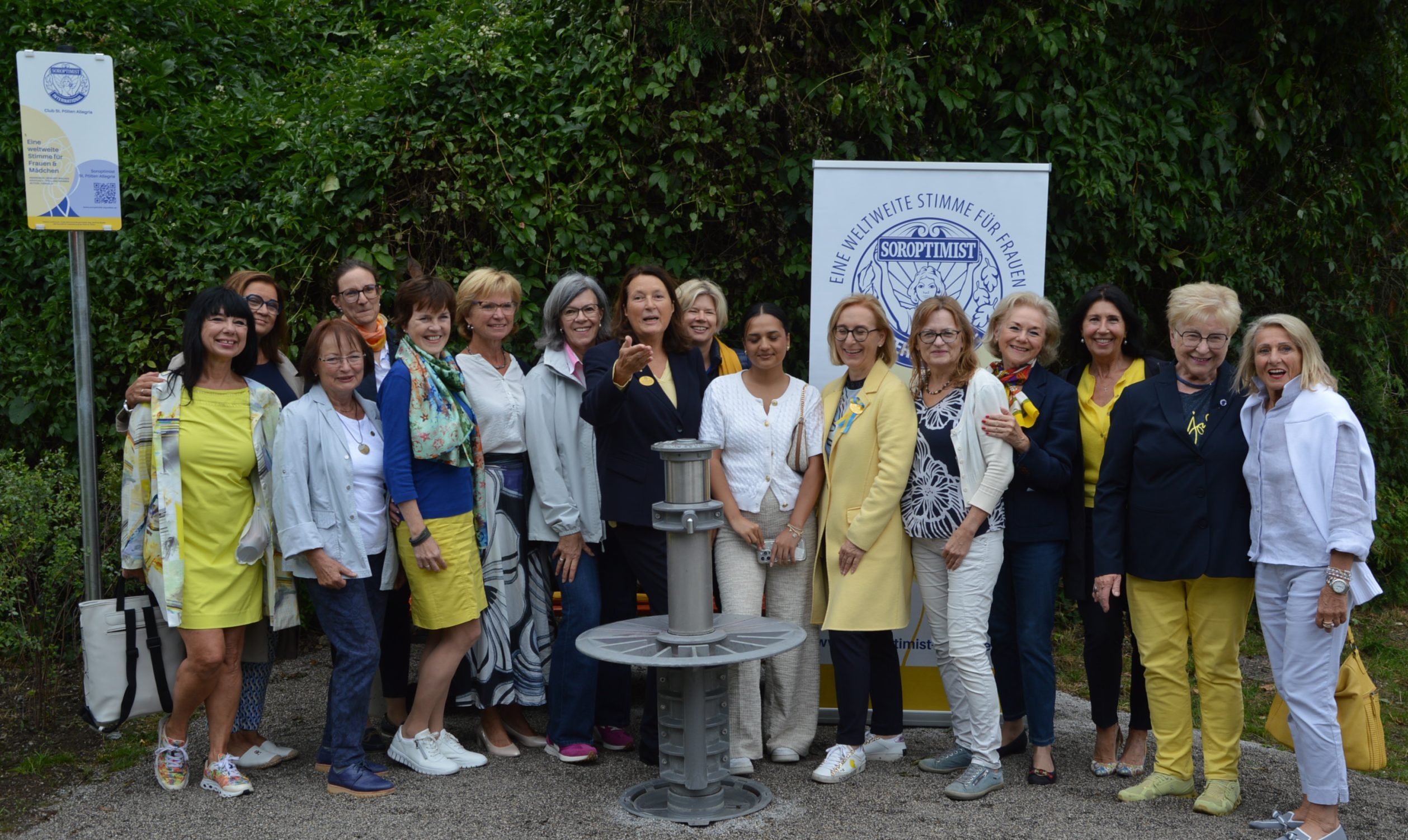 Soroptimistinnen vor dem Trinkbrunnen