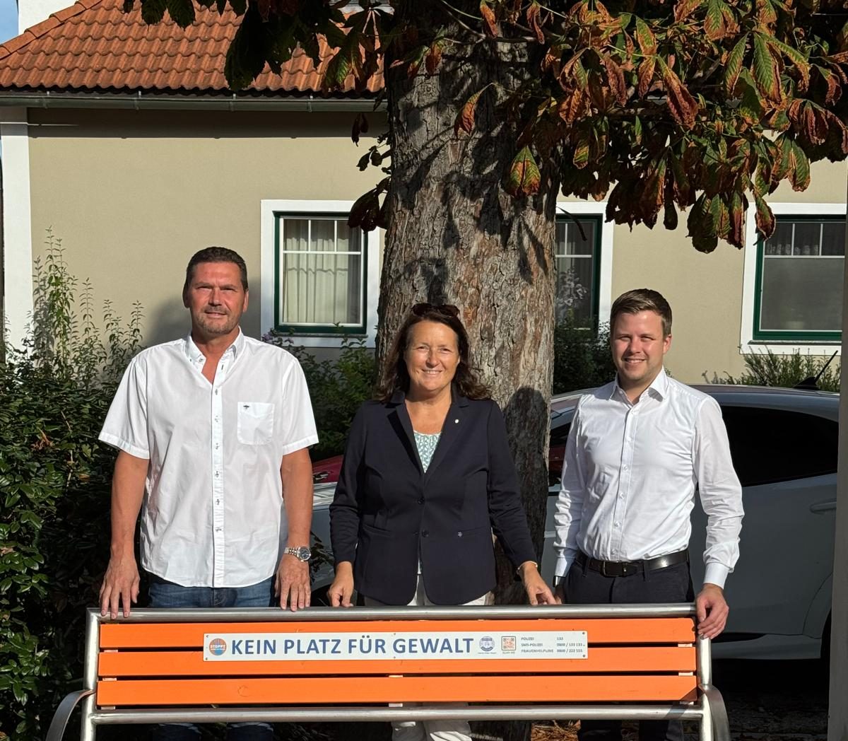 Orange Bänke in den Bezirken St. Pölten, St. Pölten Land und Lilienfeld