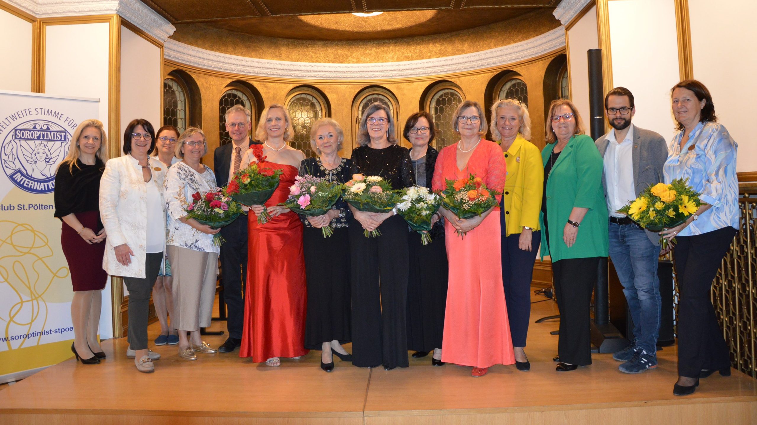 Die Sängerinnen, der Vorstand und die Ehrengäste auf der Bühne.