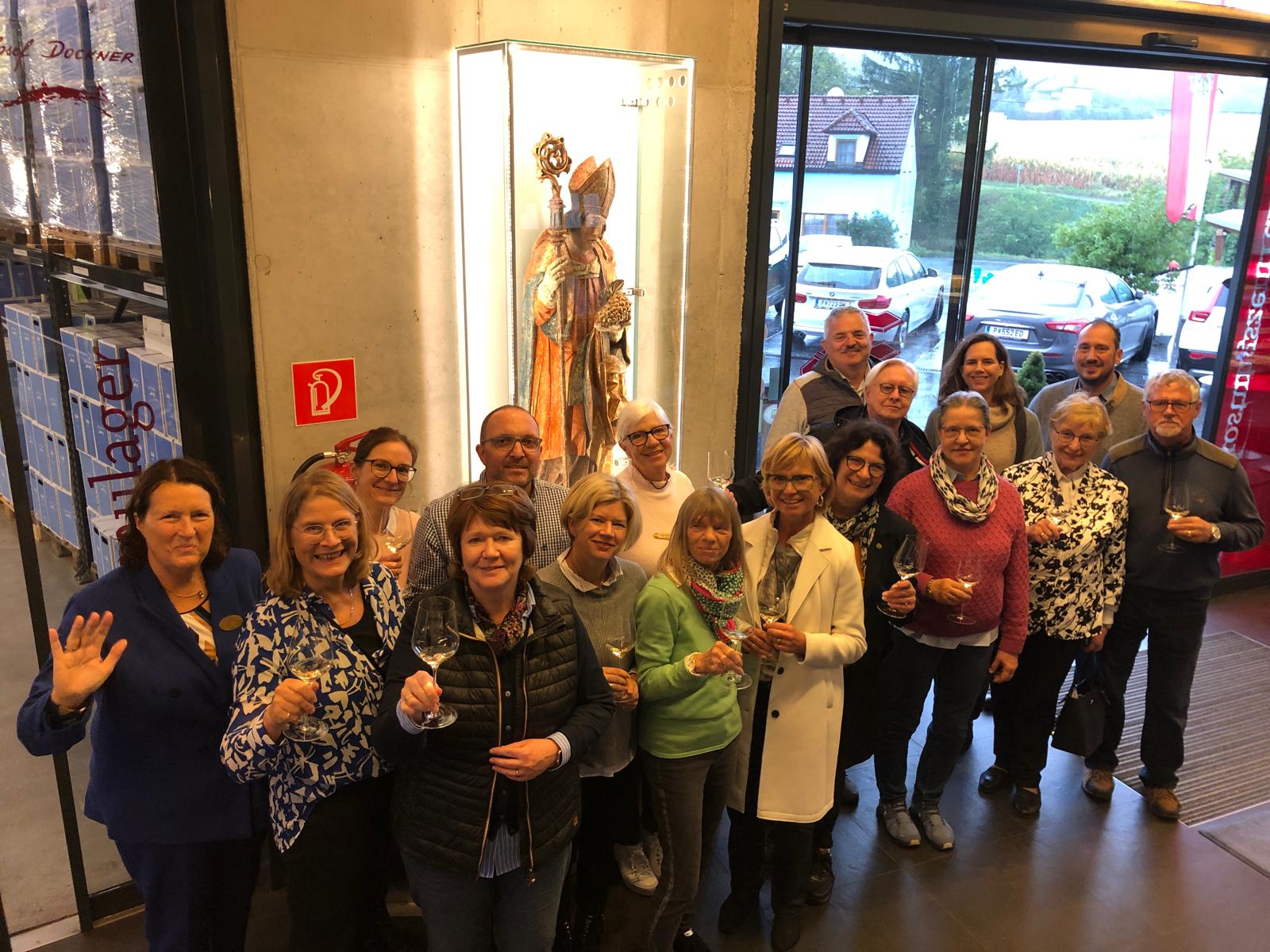 Eine Gruppe von Schwestern lächelt in die Kamera